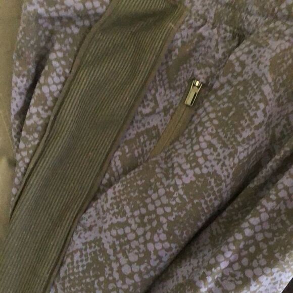 Athleta Brooklyn Joggers Size 6 Gently used Blue/black Snakeskin print - Picture 7 of 7